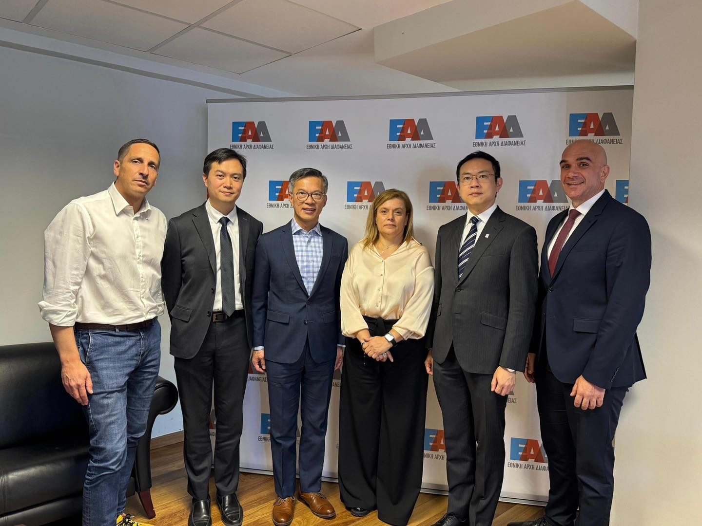 Deputy Commissioner Ricky Yau Shu-chun (third left) meets with Interim Governor of National Transparency Authority Alexandra Rogkakou (third right), who is also an Executive Committee member of IAACA.
