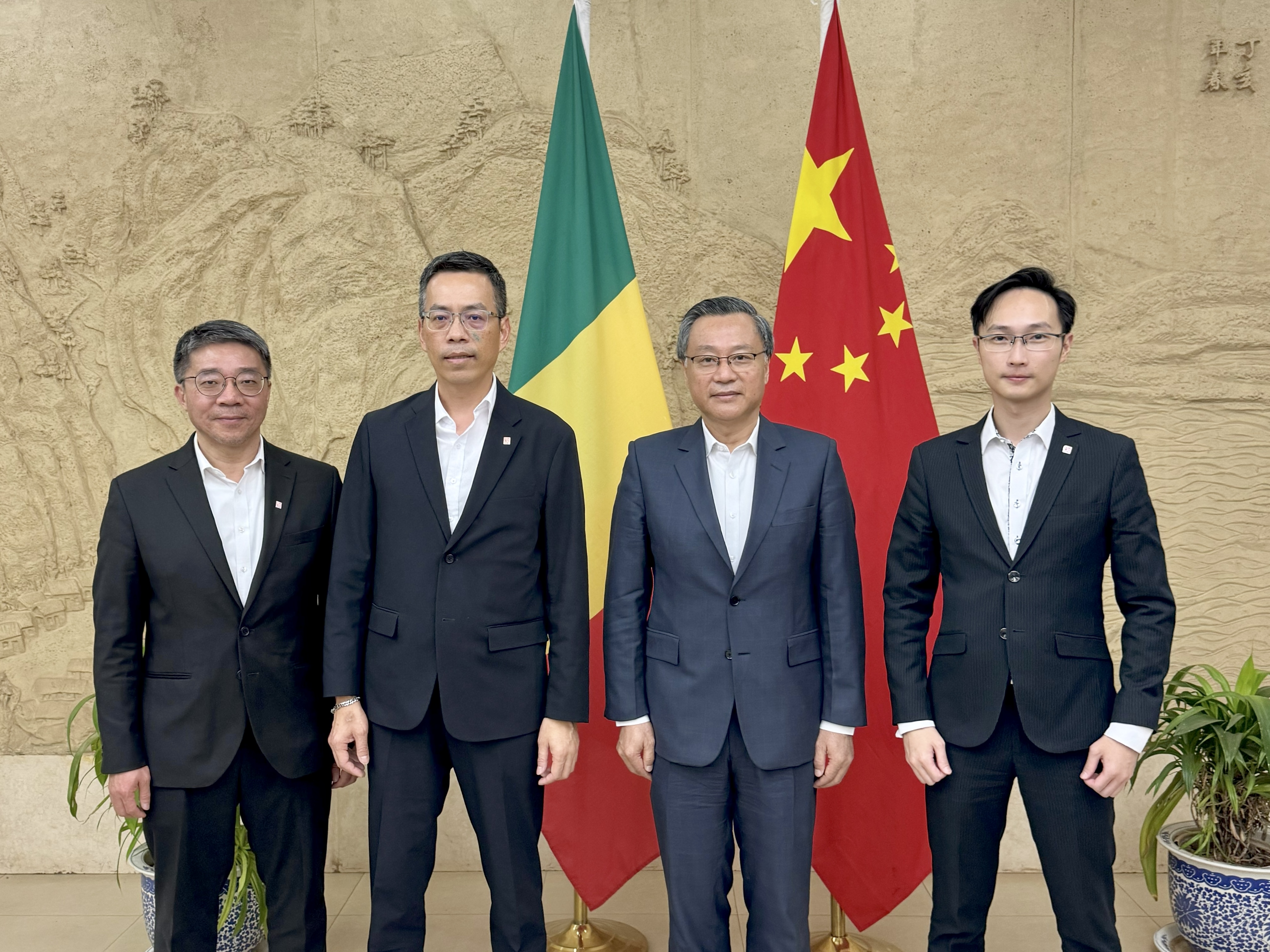 Mr Chen Zhihong, Chinese Ambassador to Mali (second right) meet ICAC officers.