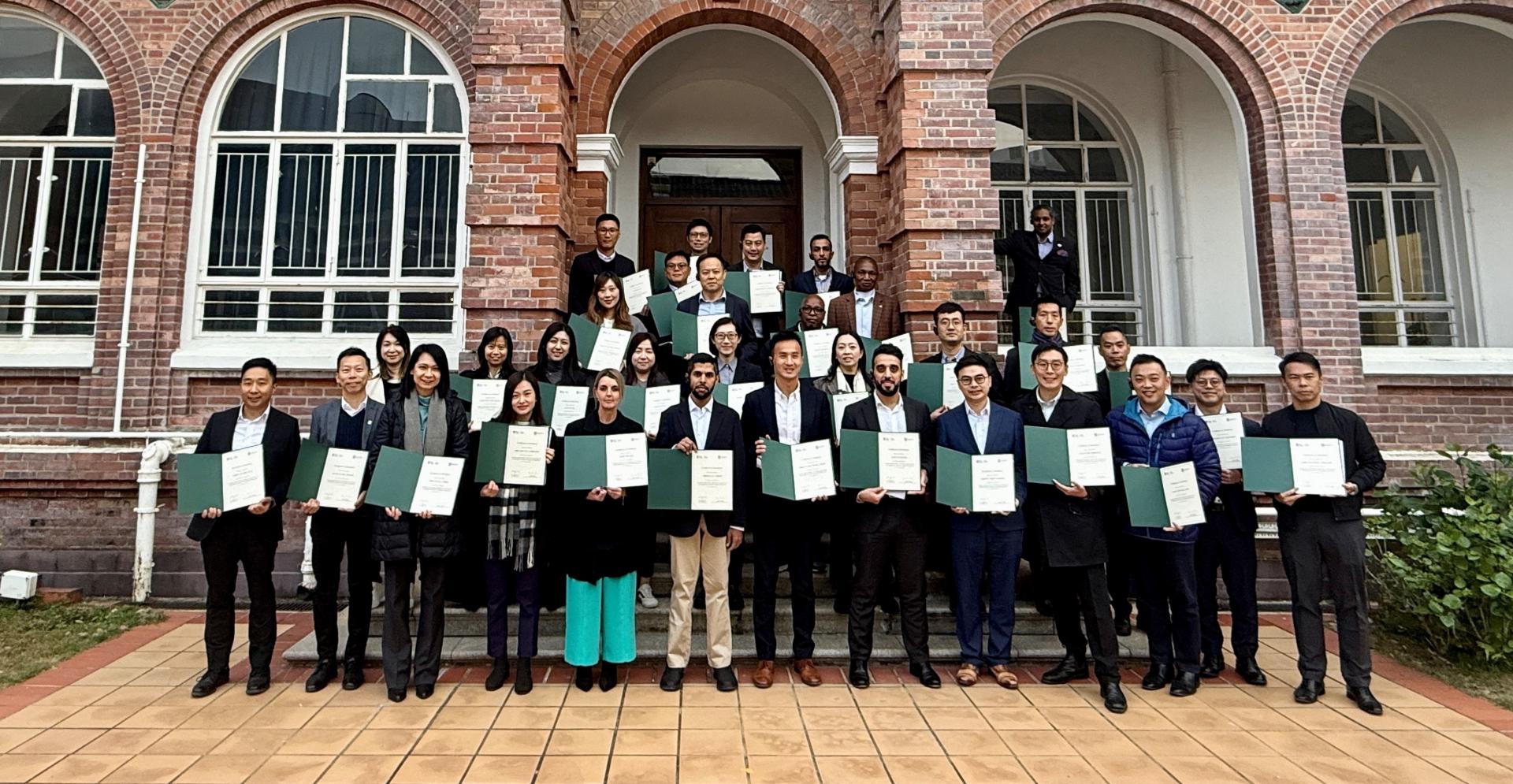 第四十二期廉政公署領袖發展課程學員完成香港大學高層管理課程部份　收穫豐碩