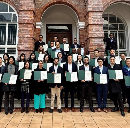 第四十二期廉政公署領袖發展課程學員完成香港大學高層管理課程部份　收穫豐碩