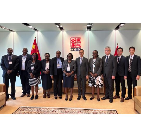 The ICAC Deputy Commissioner and Head of Operations welcomes the delegation of ACC, Zambia arriving Hong Kong to exchange anti-corruption experiences